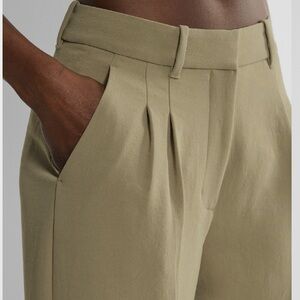 NWT Aritzia
The Effortless Pant™ Curve-Fit - Crepette™, 10